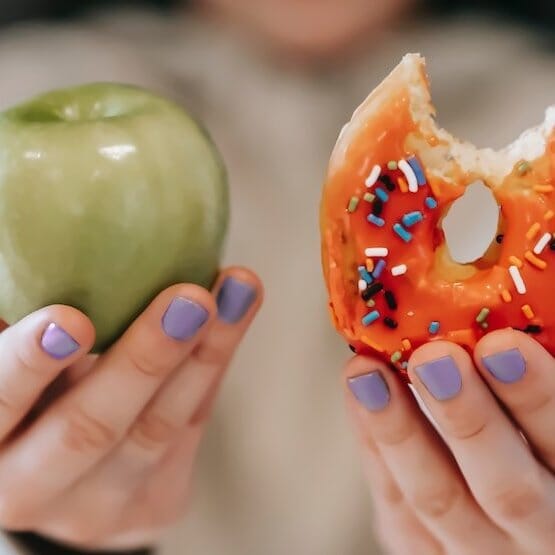 Les 7 aliments à éviter pour apaiser une peau enflammée